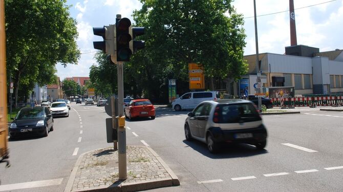 Alltag in Metzingen: viel Verkehr in der Stuttgarter Straße. Nach der Entwicklung des G-&-V-Geländes soll die Innenstadt ruhiger