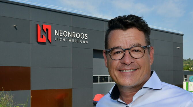 Neonroos-Chef Rüdiger Morhart vor dem neuen Firmengebäude. FOTO: NIETHAMMER