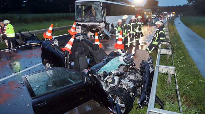 Eine 18-jährige Autofahrerin prallte frontal in den Bus und verstarb noch an der Unfallstelle. Elf Jugendliche und zwei Erwachse Eine 18-jährige Autofahrerin prallte frontal in den Bus und verstarb noch an der Unfallstelle. Elf Jugendliche und zwei Erwachse
