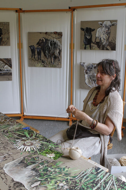 Isabel Fuchs »bestrickt« ihre Gemälde, das Wollwerk gibt erste Einblicke in seine Schauproduktion und Tova Crossing, die Vater-T
