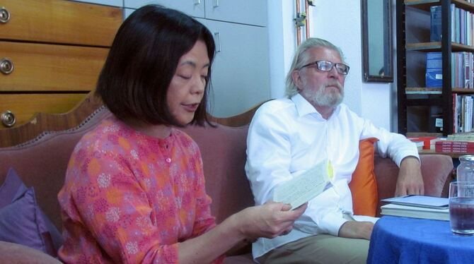 Yoko Tawada und Peter Pörtner in der Buchhandlung Quichotte.  FOTO: MORAWITZKY