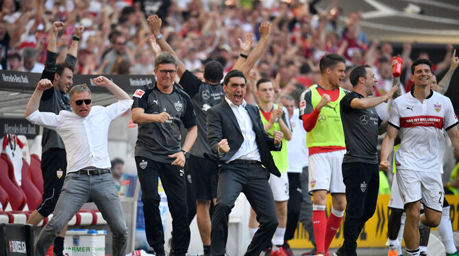 Sportvorstand Michael Reschke (links) und Cheftrainer Tayfun Korkut (rechts) wollen auch künftig Siege ihres VfB Stuttgart gemei