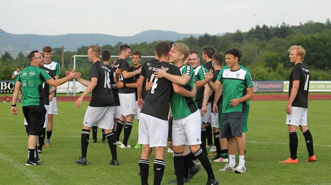 Die Akteure des TSV Sickenhausen bejubeln den Klassenverbleib.  FOTO: EIBNER