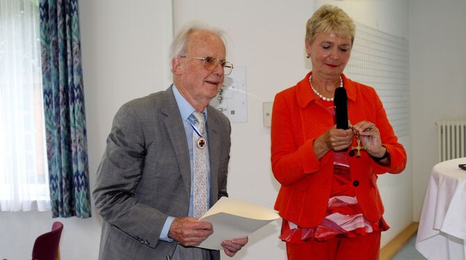 Jürgen Knorrn erhielt das Bundesverdienstkreuz von Staatssekretärin Friedlinde Gurr-Hirsch. FOTO: SPIESS