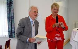 Jürgen Knorrn erhielt das Bundesverdienstkreuz von Staatssekretärin Friedlinde Gurr-Hirsch. FOTO: SPIESS