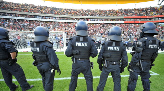 Polizeieinsatz im Stadion (Archvivbild)