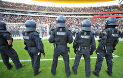 Polizeieinsatz im Stadion (Archvivbild)