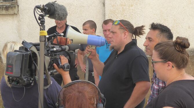 Letzte Anweisungen per Megaphon voFlorian »Flo« Schumann und dann heißt’s: »Kamera läuft – und Action!« FOTOS: BERNKLAU