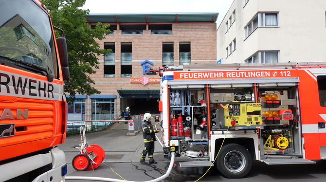 Zwei Löschzüge waren beim Autobrand im Parkhaus des Echaz-Zentrums im Einsatz.