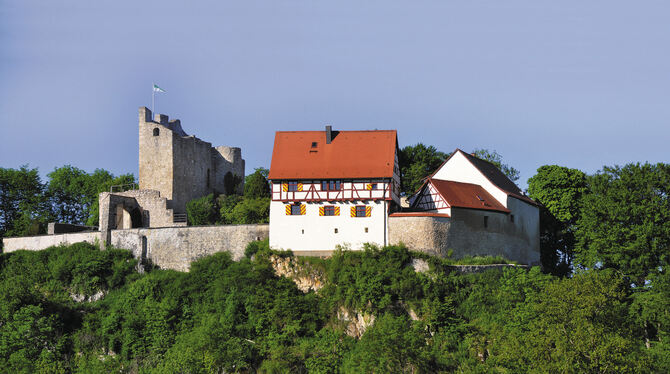 Die Burg Derneck bei Münzdorf ist zusammen mit ihrem Wanderheim ein Kleinod auf der Schwäbischen Alb. FOTO: STOLL Die Burg Derneck bei Münzdorf ist zusammen mit ihrem Wanderheim ein Kleinod auf der Schwäbischen Alb. FOTO: STOLL
