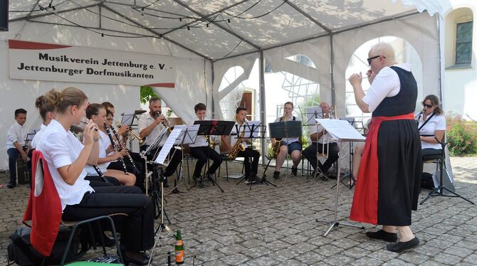 Zum Sommerhock luden am Wochenende die Jettenburger Dorfmusikanten. FOTO: BIVEY