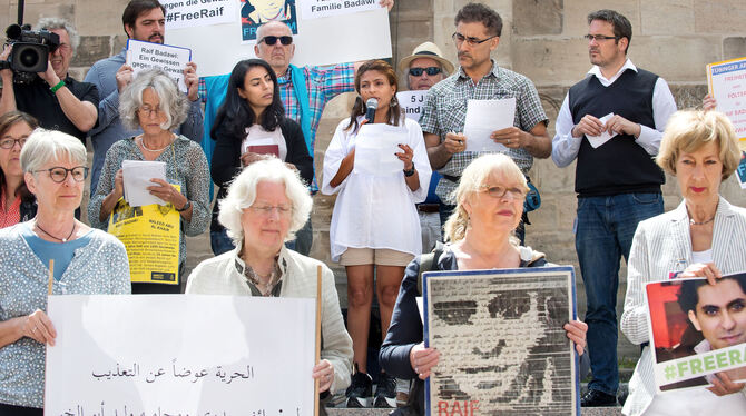 Für freie Meinungsäußerung verurteilt: Zu einer der Tübinger Mahnwachen kam im vorigen Jahr auch Badawis Frau Ensaf Haidar (Mitt