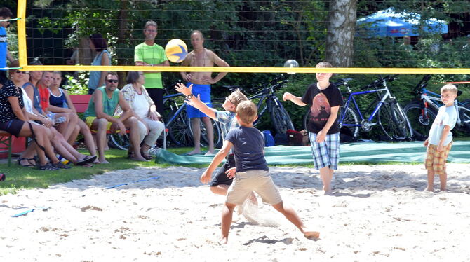 Der Hitze zum Trotz: Das neu angelegte Beach-Volleyballfeld war ständig belegt. FOTOS: MEYER