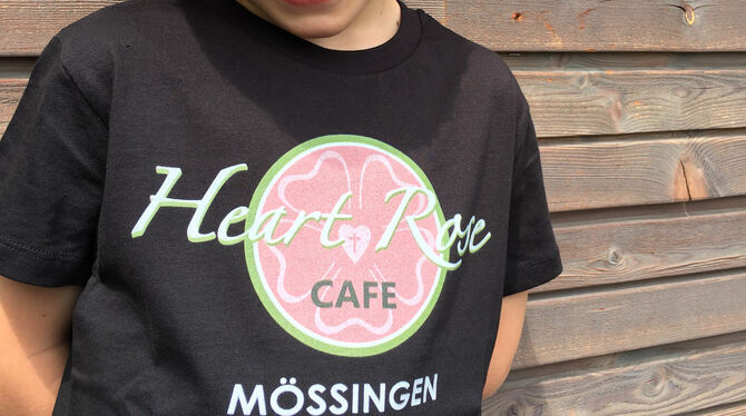 Gibt's auch in Kindergröße: Sami zeigt das »Heart Rose Café«-T-Shirt. FOTO: PRIVAT