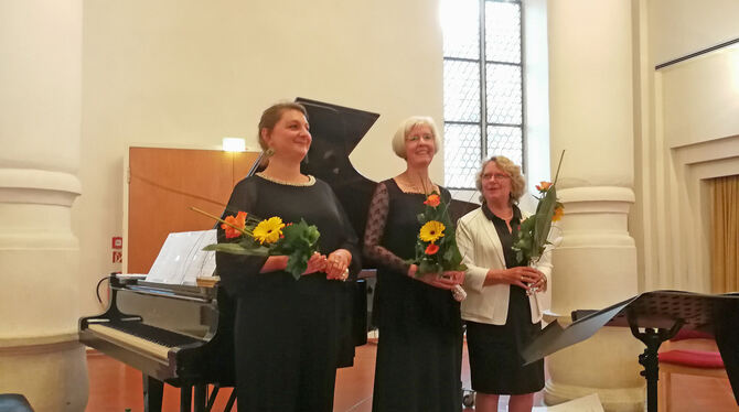 Von links: Isabelle Bläubaum, Angela-Charlott Linckelmann und Erika Baumann beim Applaus nach ihrem Auftritt. FOTO: REHMANN