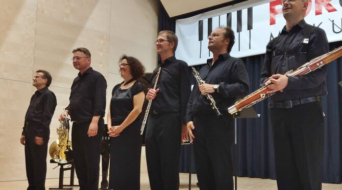 Die Stuttgarter Kammersolisten beim Applaus nach ihrem Konzert im neuen Konzertraum Forum 4 P.  FOTO: BÖHM