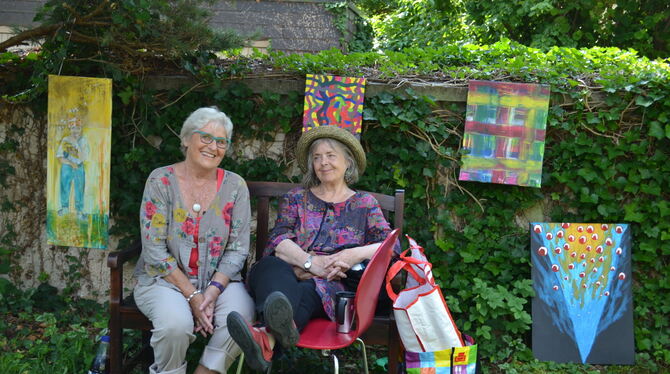 Völlig entspannter Künstlerinnenaustausch: Christel Bizer (links) und Hilde Dunmyre.
