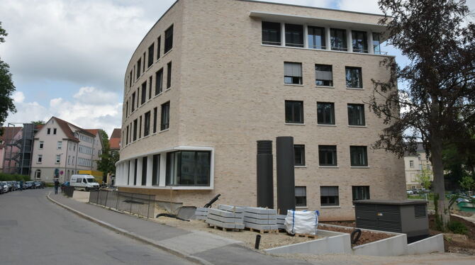 Der Altbau in den Neubau integriert: das Technische Rathaus in der Tübinger Brunnenstraße.  FOTO: MEYER