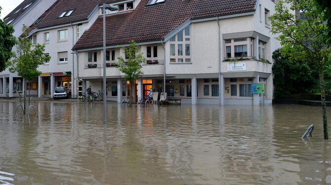Die Steinachstraße in Betzingens Ortsmitte stand am Montagabend komplett unter Wasser. FOTO: NIETHAMMER