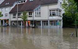 Die Steinachstraße in Betzingens Ortsmitte stand am Montagabend komplett unter Wasser. FOTO: NIETHAMMER