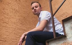 Möglichst coole Pose, möglichst cooler Blick in die Kamera: So zeigt sich der Reutlinger Influencer Julian »Juls« Linowiecki im