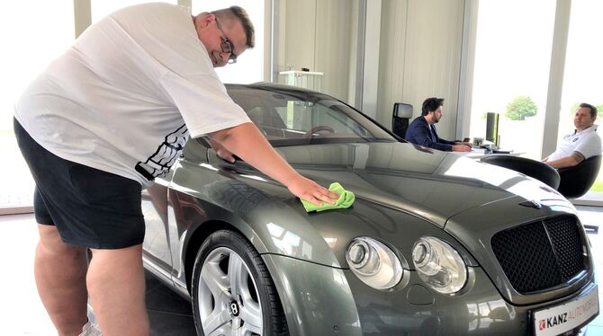 YouTube-Star Hans Entertainment war als Praktikant bei den Kanz-Brüdern in Melchingen. FOTO: PR YouTube-Star Hans Entertainment war als Praktikant bei den Kanz-Brüdern in Melchingen. FOTO: PR