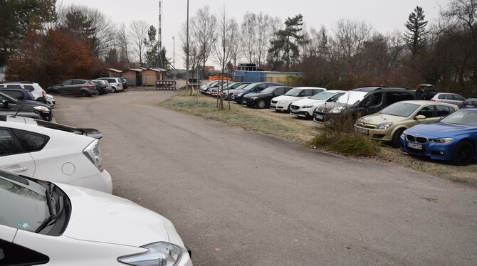 Noch Parkplatz, aber bald Standort für eine städtische Unterkunft: der Platz hinter dem Bauhof gegenüber dem Wohngebiet Entensee