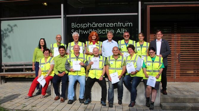 Elf neue TrÜP-Guides führen Gäste in Münsingen über den ehemaligen Schießplatz. FOTO: PR