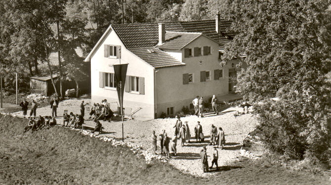 Dieses Foto zeigt die Rohrauer Hütte im Jahr 1956. Das Ferienheim der Naturfreunde wurde mehrfach aus- und umgebaut. FOTO: PRIVA