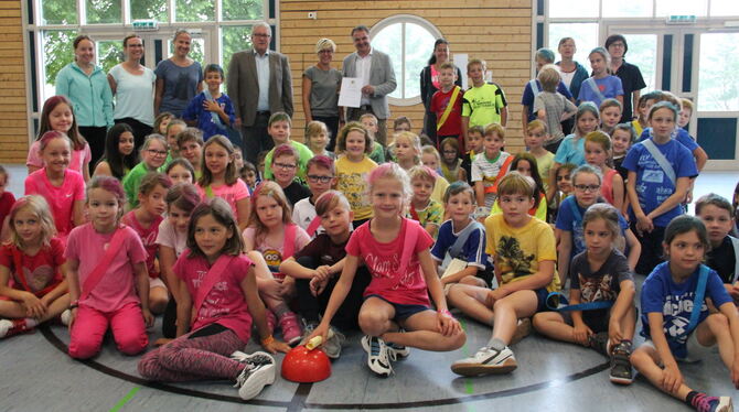 Gomadingens Grundschüler freuen sich zusammen mit ihren Lehrerinnen, mit Bürgermeister Klemens Betz und Schulrat Udo Paulus über