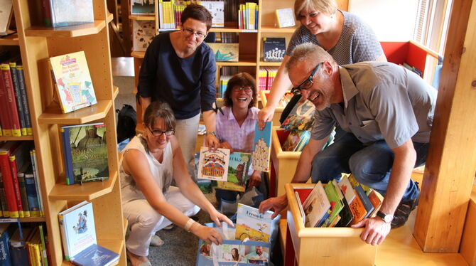 Da passen ganz viele Bücher rein: Die »Lesetasche« ist ein handfestes Ergebnis der Kooperation der Büchereien.  FOTO: OECHSNER