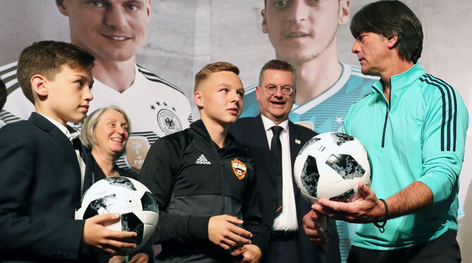 Bundestrainer Joachim Löw (rechts) spricht nach der Pressekonferenz mit Schülern der deutschen Friedrich-Joseph-Haass-Schule Mos