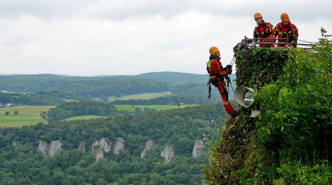Vor traumhafter Kulisse seilten sich die Höhenretter beim Schloss Lichtenstein ab.  FOTO: NIETHAMMER