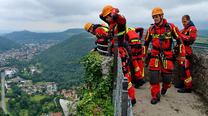 Die Höhenretter verschaffen sich von der Aussichtsplattform am Schloss Lichtenstein aus einen ersten Eindruck. Der Efeu stört be