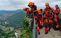 Die Höhenretter verschaffen sich von der Aussichtsplattform am Schloss Lichtenstein aus einen ersten Eindruck. Der Efeu stört be