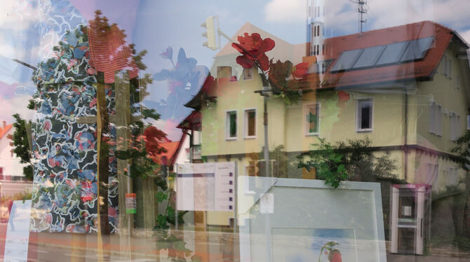 Zum Mössinger Rosenmarkt ist wieder »ART mössingen« in Schaufenstern von Läden, hier Werke von Monika Kirsch. FOTO: MWM