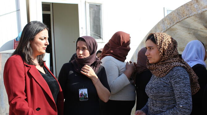 Düzen Tekkal (links) zusammen mit Jesidinnen, die unter der IS-Terrorherrschaft schlimmste Schicksale erlitten haben. FOTO: HAWA