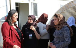 Düzen Tekkal (links) zusammen mit Jesidinnen, die unter der IS-Terrorherrschaft schlimmste Schicksale erlitten haben. FOTO: HAWA