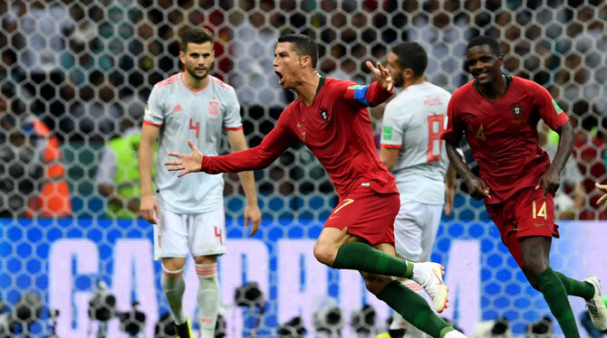 Mit einem perfekt getretenen Freistoß sichert Cristiano Ronaldo seinen Portugiesen einen Punkt. FOTO: DPA