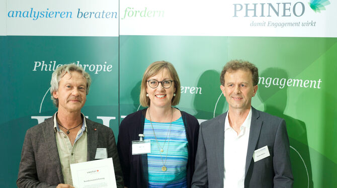 Edith Wolf vom Vorstand der Vector-Stiftung überreicht den Sonderpreis für Robotik an Thomas Wied (links) und Daniel Albrich von
