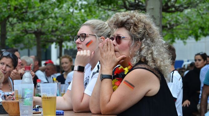 Fassungslos betrachten Fans vor der Reutlinger Markthalle das schwache Spiel der deutschen Nationalmannschaft.