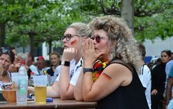 Fassungslos betrachten Fans vor der Reutlinger Markthalle das schwache Spiel der deutschen Nationalmannschaft.