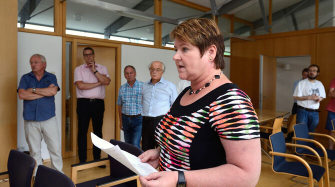 Bürgermeisterin Anette Rösch gibt um 18.45 Uhr das Ergebnis des Bürgerentscheids zum Bauvorhaben im Unteren Haldenweg bekannt. 9