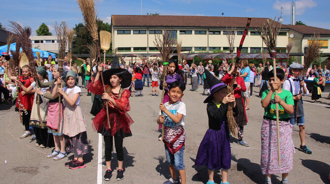 Tolles Outfit, tolle Stimmung: Das Schulfest machte nicht nur Hexen und Zauberer in Großengstingen jede Menge Spaß. FOTO: LEIPPE