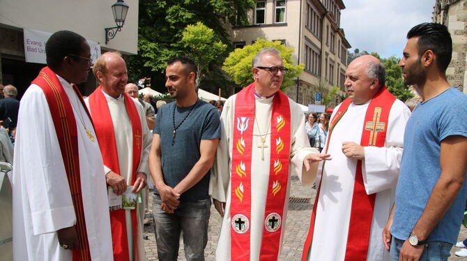 Bischof John Lupaa, Kirchenrat Dr. Andreas Kümmerle, Landesbischof Dr. Frank Otfried July und Dekan Karwounoppulos (von links) b