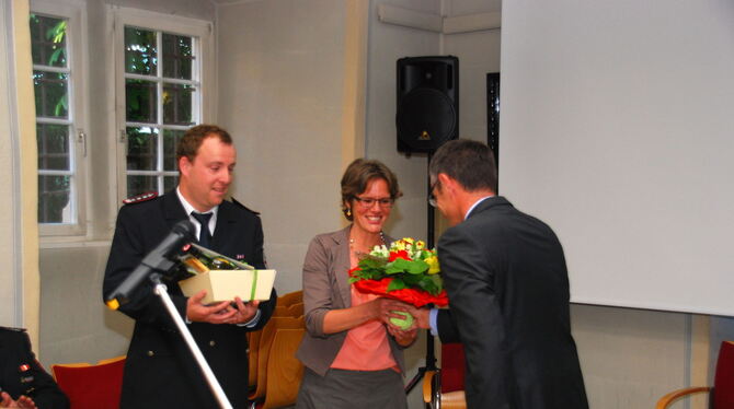 Ein Geschenkkorb für den scheidenden Kommandanten, Blumen für seine Frau Karin, übergeben von Bürgermeister Bernd Haug.  FOTO: E