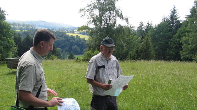 Revierförster Jürgen Dufner, links, und Forstdirektor Alfred Krebs, erläutern dem Gemeinderat ihre Pläne.