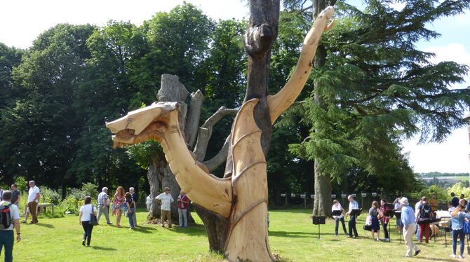 Aus einer mehrere Hundert Jahre alten Zeder im Stadtgarten von Beaupreau schuf ein Künstler eine Statue des walisischen Drachen