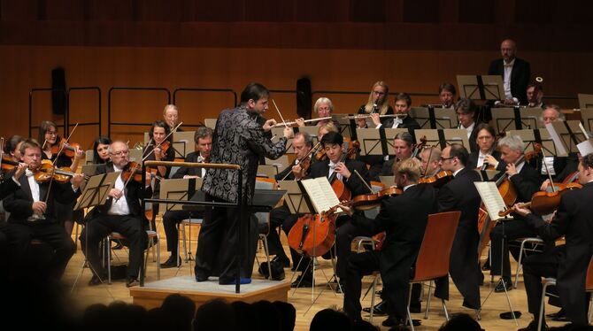 Im Szolnoker Aba-Novák-Kulturzentrum dirigiert Alpaslan Ertüngealp das Gastkonzert der Württembergischen Philharmonie. FOTOS: KN