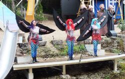 Farbenprächtige Sirenen im Stück »Die Schwäbische Odyssee«, das das Naturtheater Hayingen bis zum 1. September spielt.  FOTO: WU